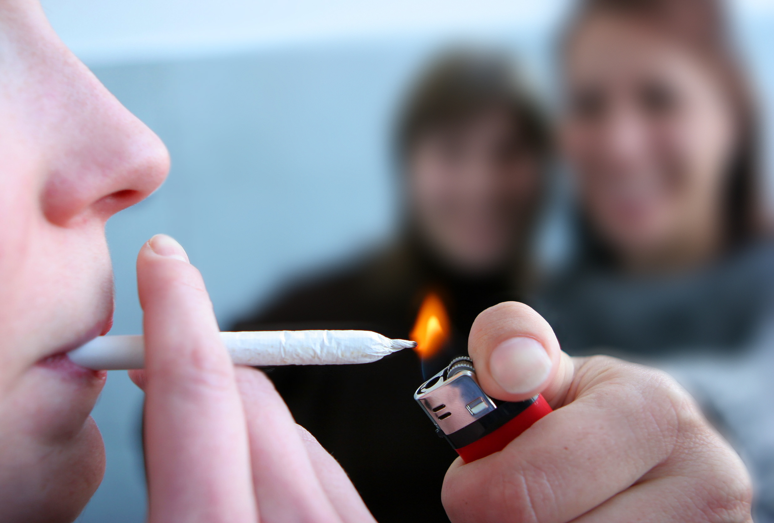 Курить большинство. Курящий подросток. Курение подростков. Подросток с сигаретой. Подросток сигареты наркотики.